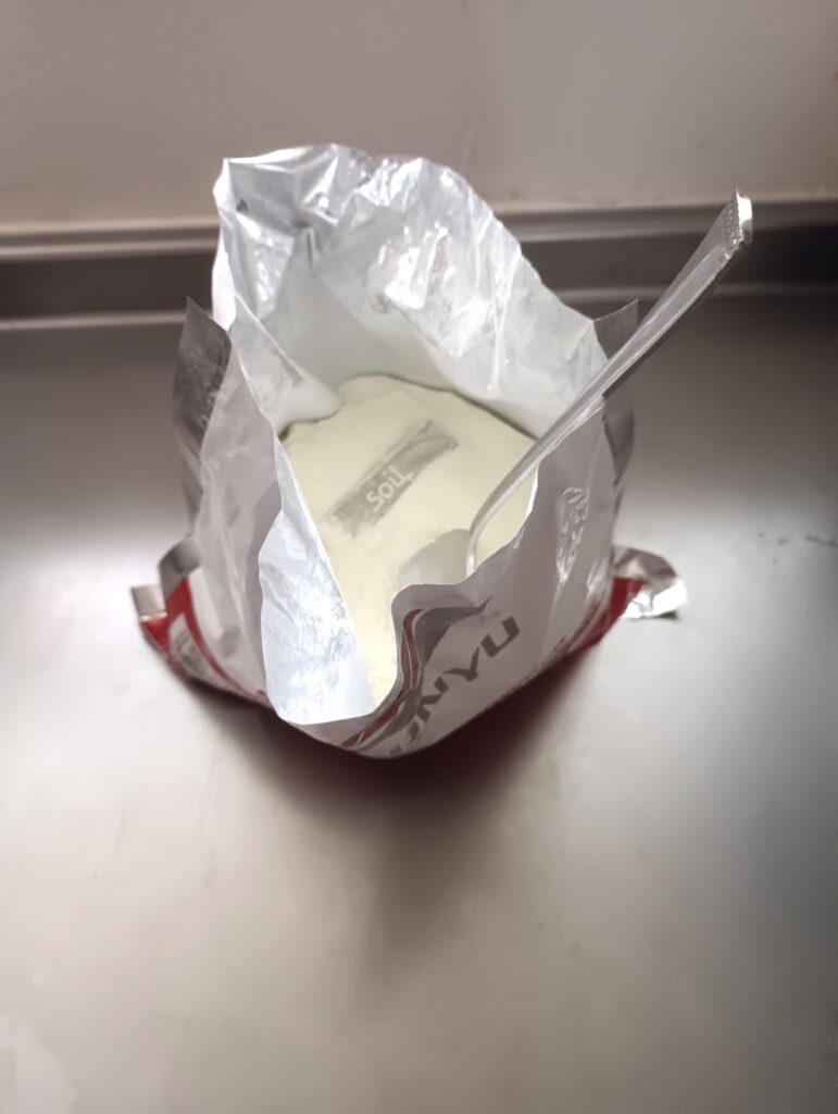 乾燥剤を入れたスキムミルク開封後の袋